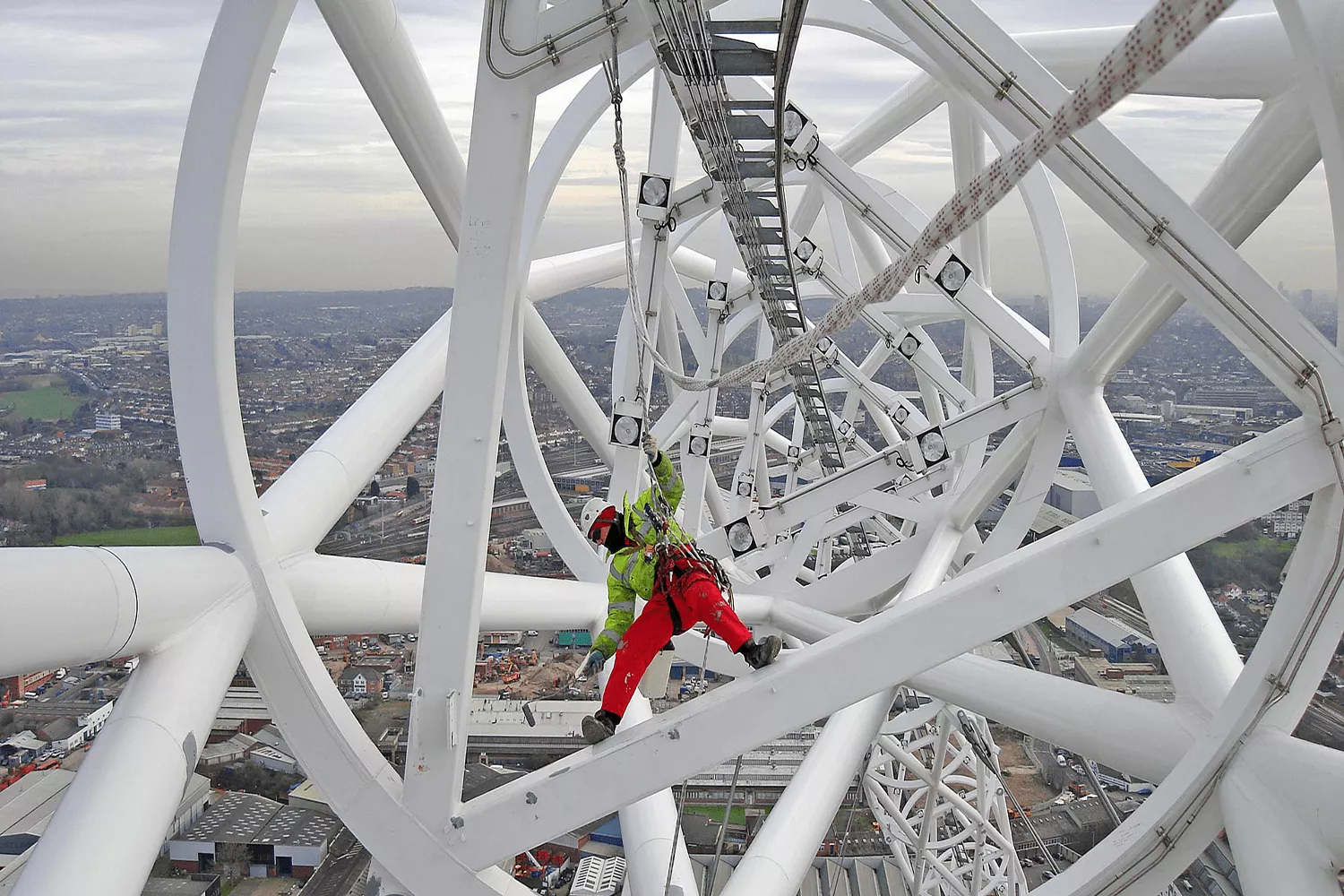 Alpinista radi penjanje na skeli